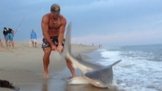 Hombre lucha con tiburón con sus manos