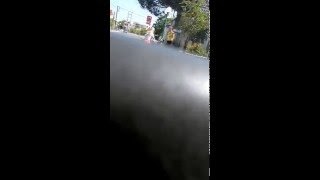 Chica intenta encender la moto con la pata