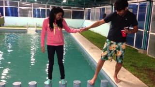 Novio tonto cae en la piscina
