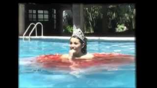 Quinceañera a la piscina con su hermoso vestido