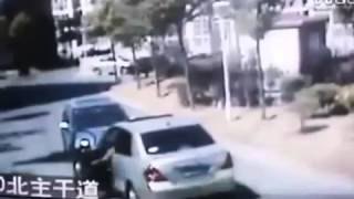 Mujer violenta al volante
