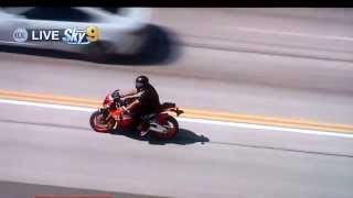 Motorizado rompiendo retrovisores de coches