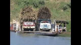 Camiones cargados en chalana - Accidente