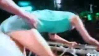 Mujer cae del escenario