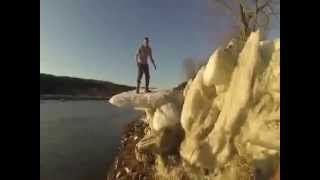 Un tonto saltando sobre punta de hielo