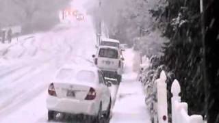 Coches se deslizan en la nieve