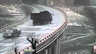 Accidente en una carretera con hielo y nieve