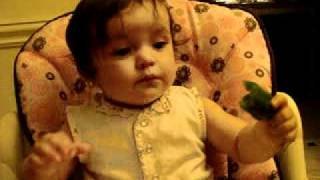 Bebe comiendo chile jalapeno
