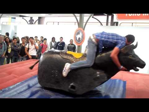 Divertida caída del toro mecánico