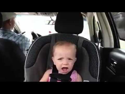 Bebe cantando en el auto