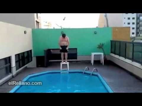 Espectacular salto a la piscina