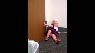 Bebé de 2 años inconsolable al saber que nació su hermanita