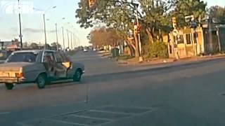 Se cae del coche en movimiento