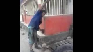Se le caen los pantalones quemando un neumático