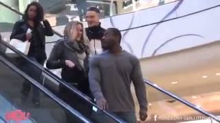 Broma en las escaleras mecánicas