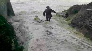 Personas arrastradas por el mar