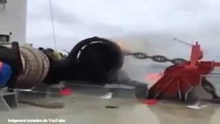 Un barco pierde el control del ancla