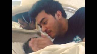 Papá hace música con su bebé