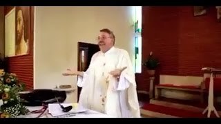 Sacerdote cantando en una boda
