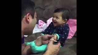 Padre y bebé se mueren de risa