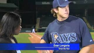 Jugador evita golpe a periodista