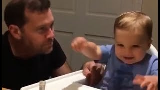 Bebé rie con su papá cuando hace beatboxing