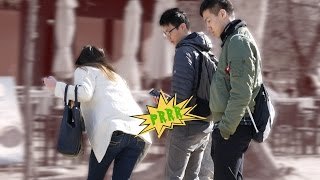 Chica tirándose pedos