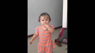 Bebé regaña a su padre por desordenado