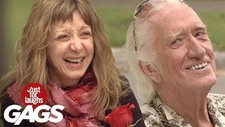 Abuelito coquetea con mujeres