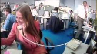 Molesta en la oficina y mira lo que pasa