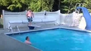 Gente gorda cayéndose