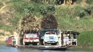 Camiones caen al agua