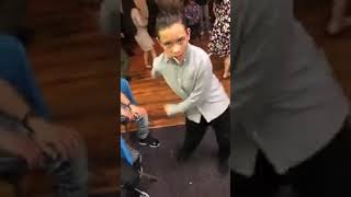 Niño bailando banda