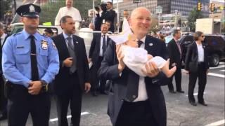 El Papa Francisco ante un niño vestido como él