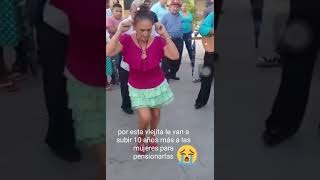 Linda señora bailando con el alma