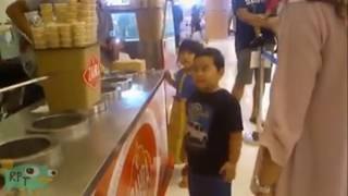 Simpática broma de un vendedor de helados a un niño