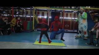 Bebé bailando con su padre como Spiderman