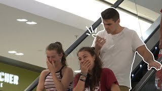 Preguntas incómodas a Siri en público