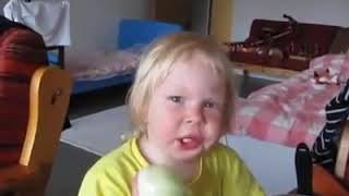 Niño comiendo cebolla