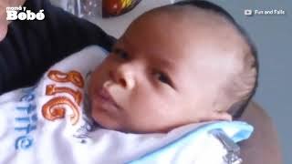 Bebés imitando a sus padres