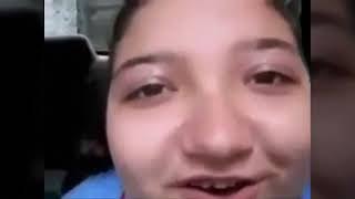 Niñas graciosas cantando