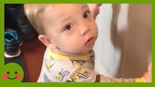 Bebés graciosos en problemas