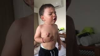 Niño cantando a Ozuna y Bad Bunny