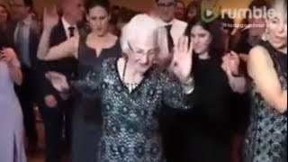 Anciana bailando en una boda
