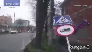 Accidente contra señal de tráfico