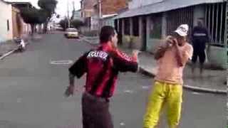 Pelea entre dos borrachos para morirse de risa