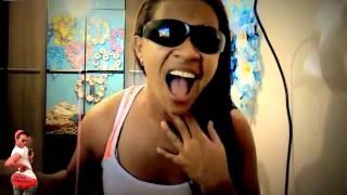 Canta inspirada y su mama le pega con una sarten