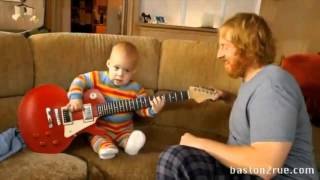 Bebe tocando la guitarra