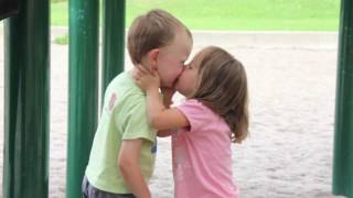 Niños Primer beso en el parque