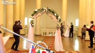 Novia se queda sin ropa antes de llegar al altar